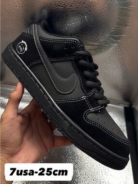 Nike Black Low-Top Sneaker with White Contrast Stitching